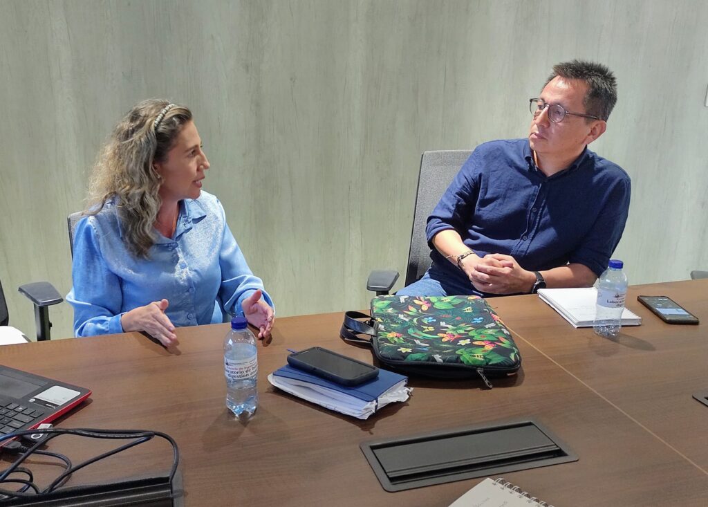 La profesora Liliana del Pilar Castro junto al asesor del Ministerio de Minas y Energía. Franco Hernán Gómez, durante la exposición del funcionamiento del laboratorio de Digestión Anaerobia UIS.