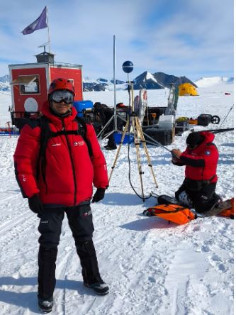 Imagen que muestra a Julián Rodríguez y a Elián Calderón en la Antártica