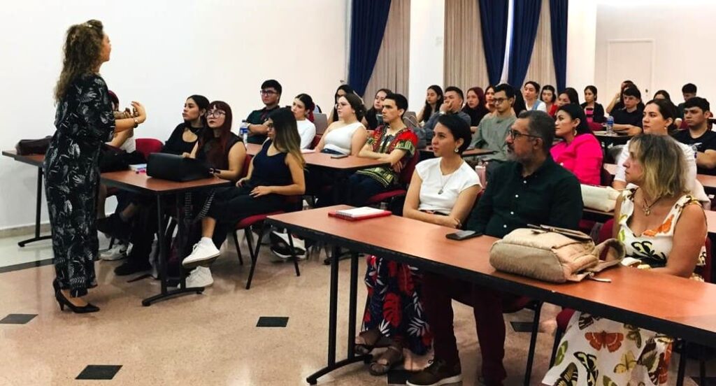 Profesores y estudiantes participan en el primer día  de la jornada de inducción.