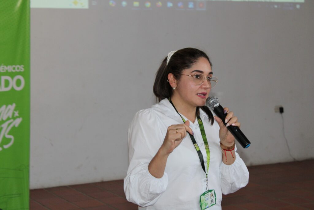 Coordinadora de Bienestar, Magda Vargas, hablando a los estudiantes de la UIS Sede Málaga