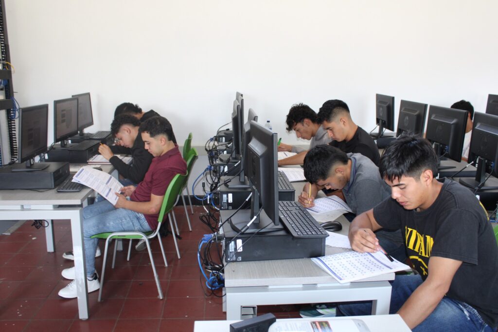 Estudiantes primer semestre en la sala de cómputo de la Sede UIS Málaga.