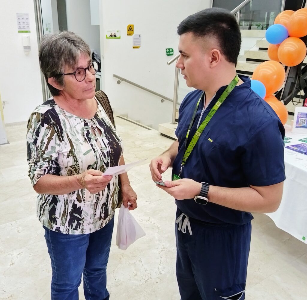 Cristian Santamaría, psicólogo de UISALUD, ofreciendo información relevante sobre el cáncer a una usuaria.