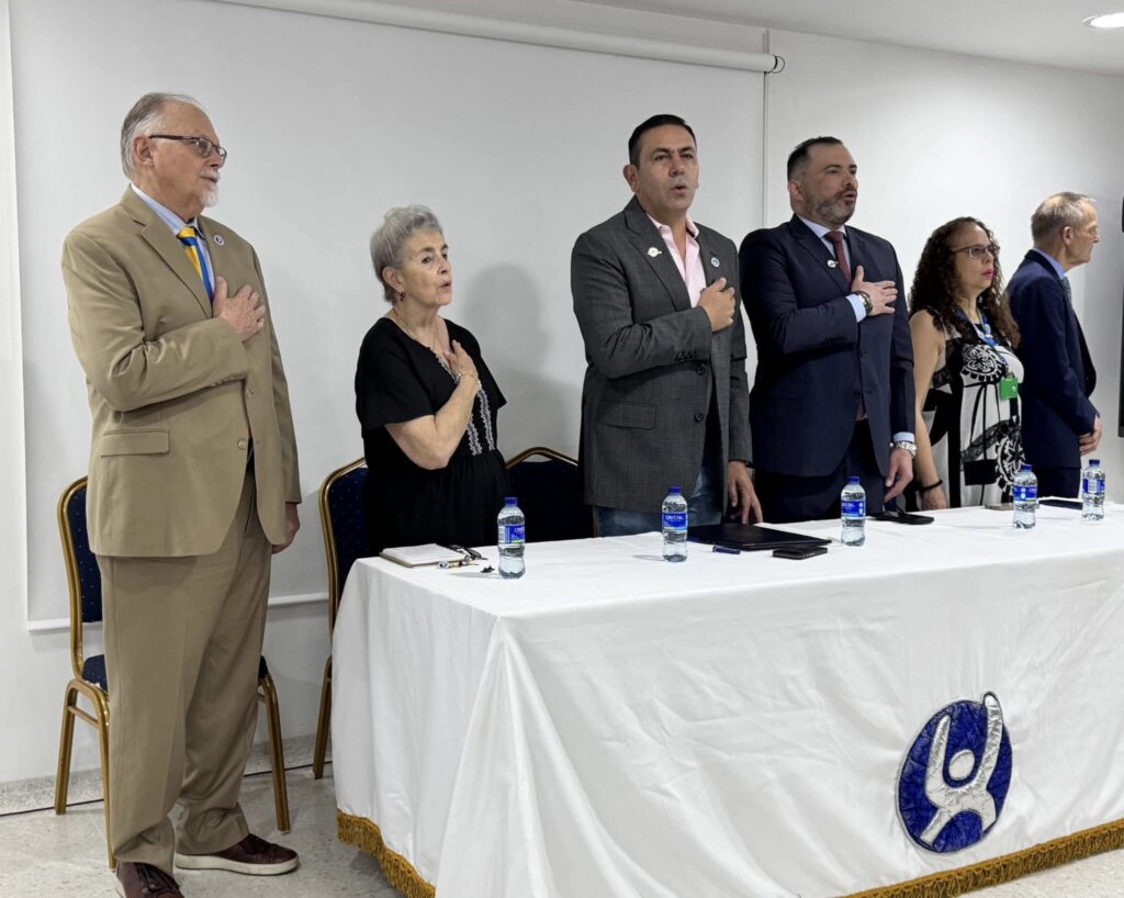 Directivos UIS, HUS, y del Colegio Médico Wisconsin, durante la instalación de la misión.