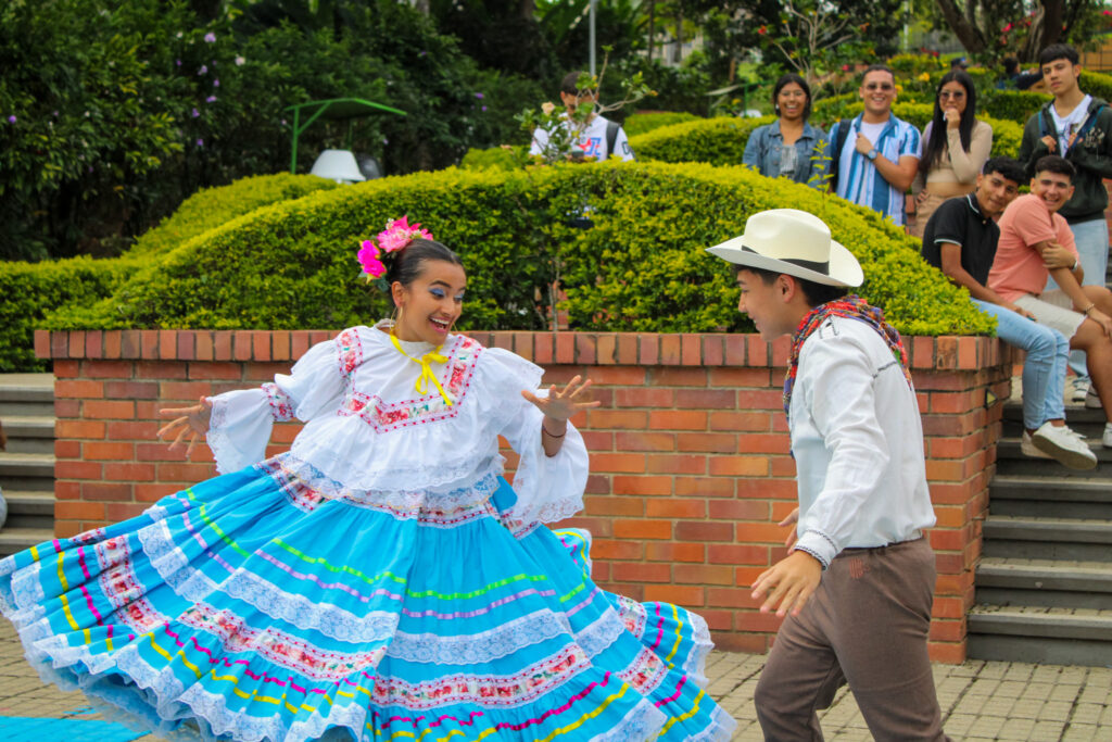 Jóvenes del grupo de danza interpretan pieza tradicional