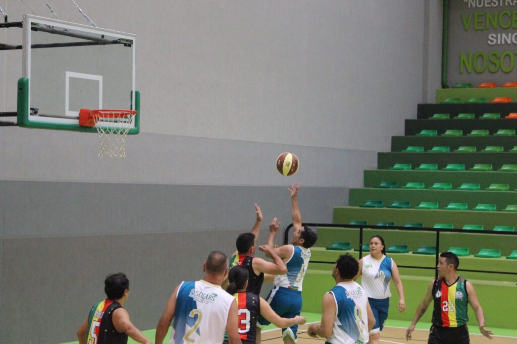 Imagen que muestra una jugada de baloncesto.