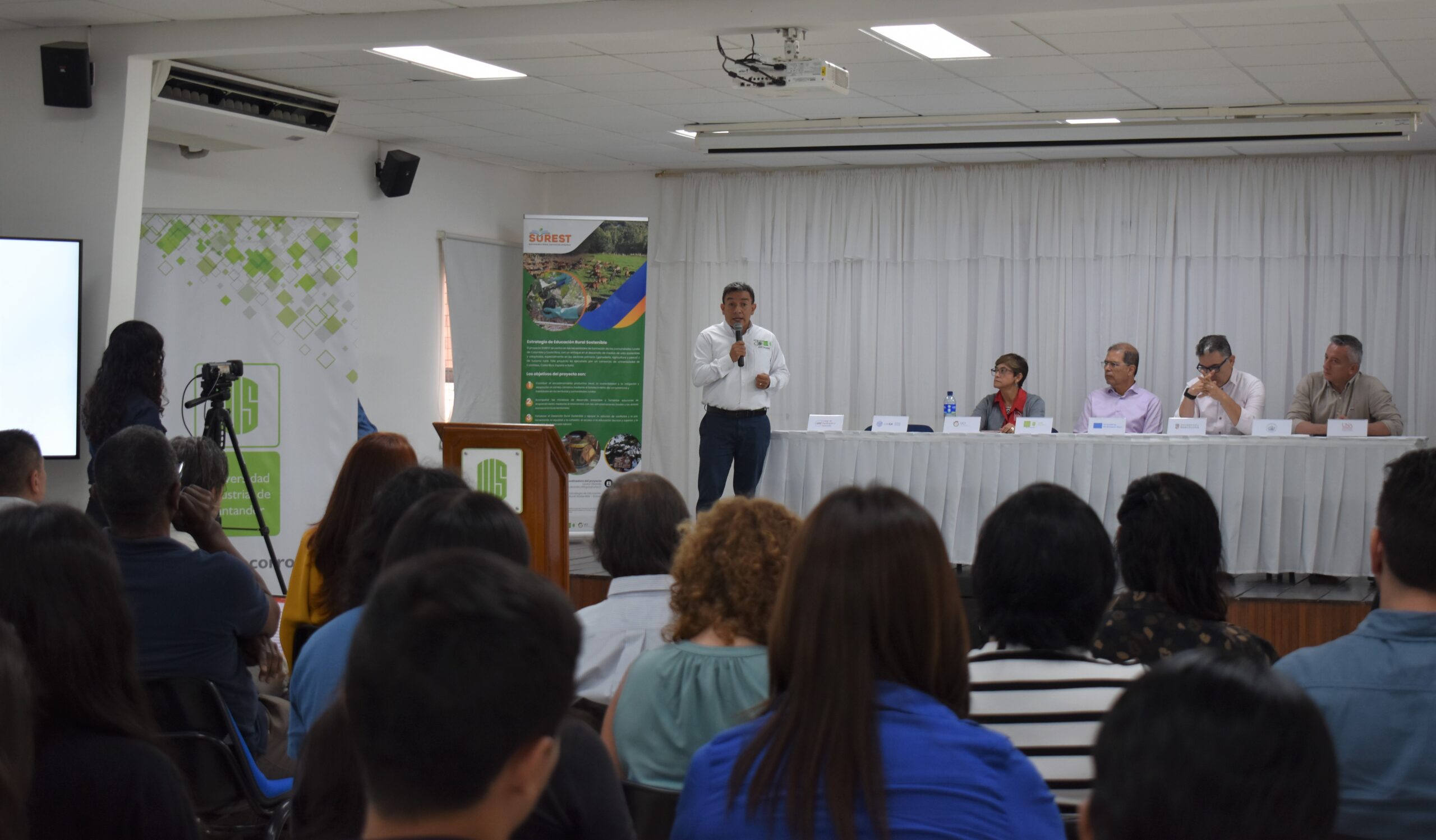 Julio Alfonso Martínez Molina, coordinador de la Sede UIS Socorro, da la bienvenida a los participantes del taller