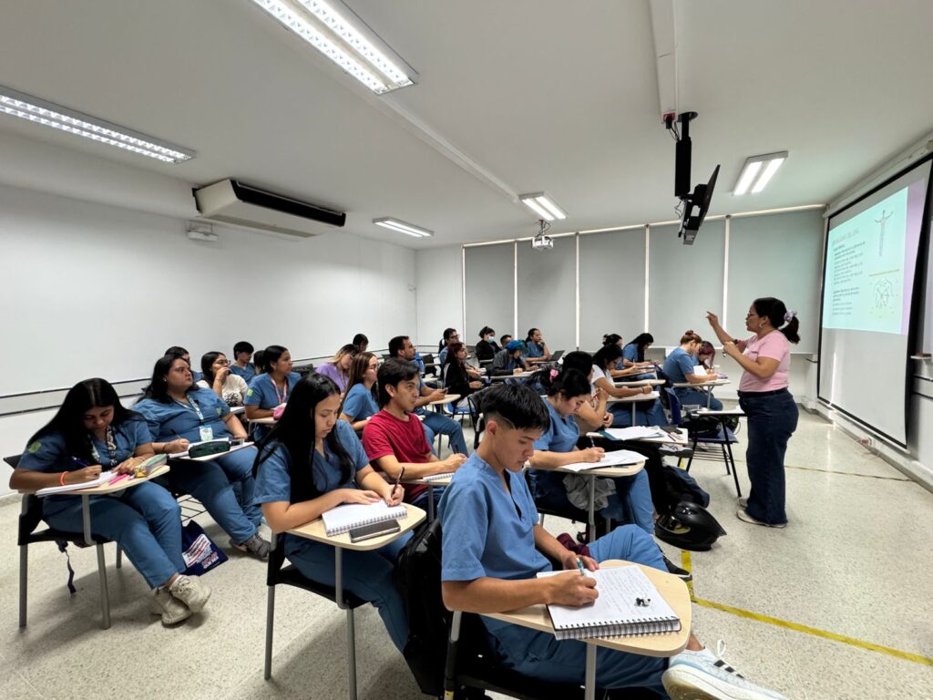 Imagen que muestra un salón de clase con estudiantes de la Facultad de Salud.