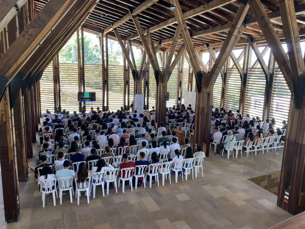 En el Edificio Coomuldesa del Campus Bicentenario, la universidad recibe a 212 nuevos estudiantes que inician su formación profesional.