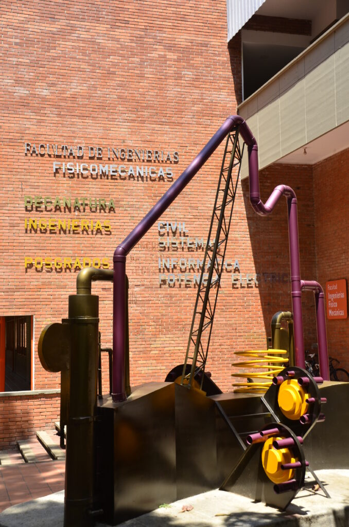 La escultura y parte de la fachada del edificio de Ingenierías Fisicomecánicas.