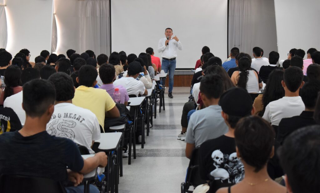 Los estudiantes compartieron con el equipo administrativo durante su proceso de ingreso.