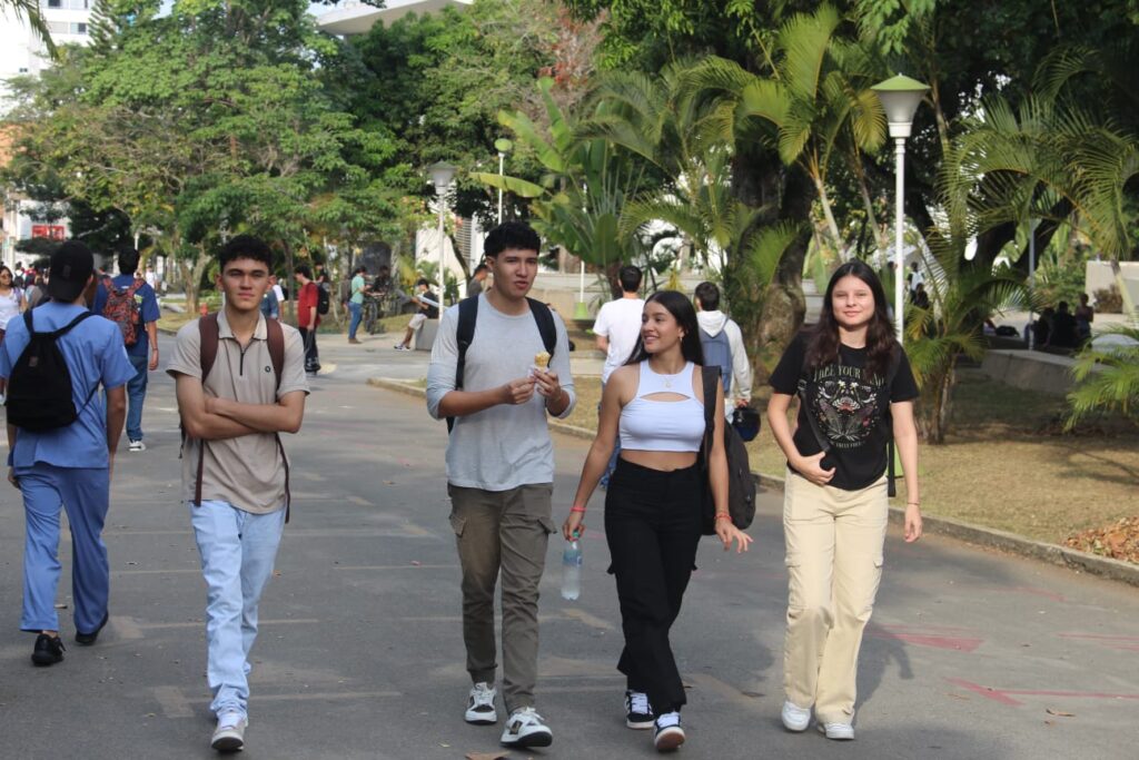 Imagen que muestra a estudiantes caminando por el campus