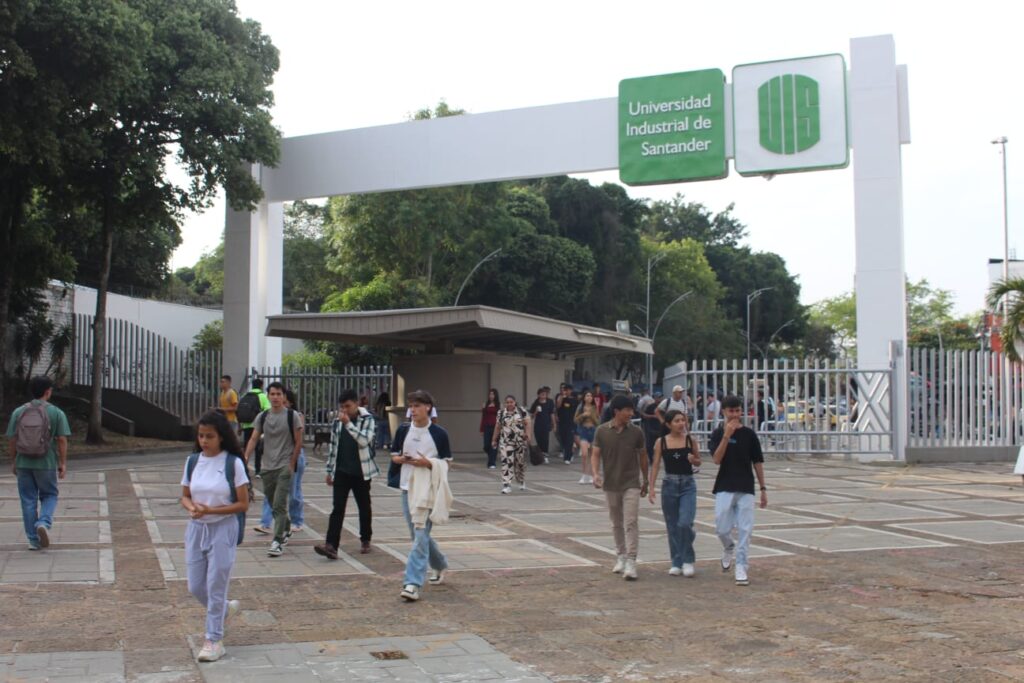 Imagen que muestra a los estudiantes entrando a la UIS