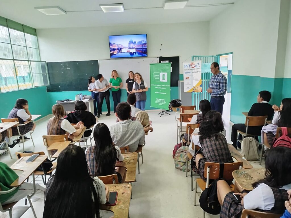 La profesora Clara Inés Tapias saluda y orienta a los estudiantes sobre lo que será la capacitación.