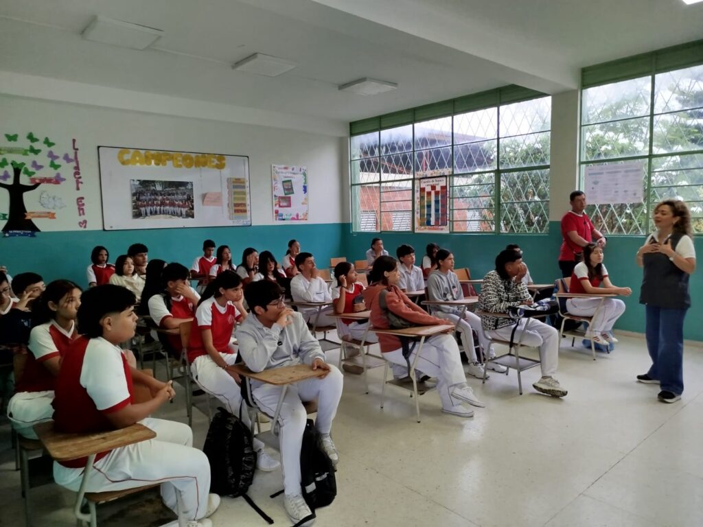 Profesora Clara Inés Tapias da las indicaciones iniciales de la capacitación a estudiantes del Colegio de Santander