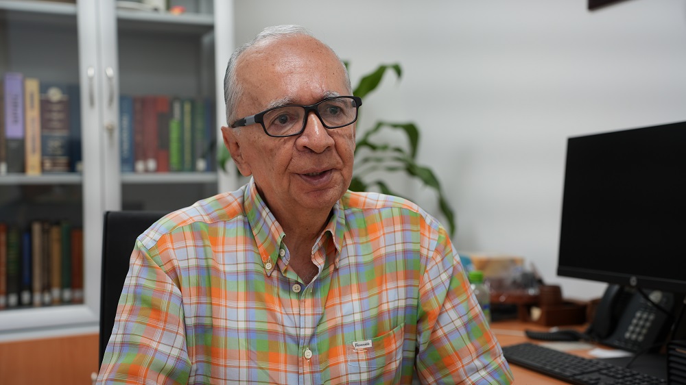 Profesor Luis Orlando Aguirre en su oficina en la Universidad.