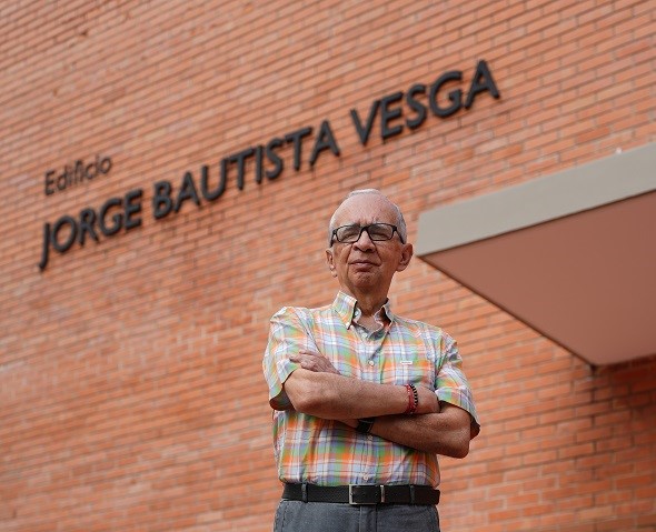 Profesor Luis O. Aguirre frente a la fachada del edificio de Ingenierías Fisicoquímicas "Jorge Bautista Vesga".