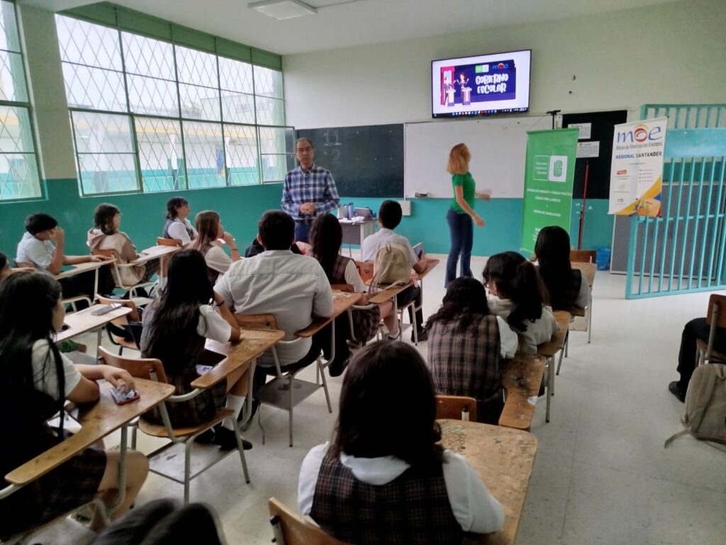 Profesor y una estudiante de derecho UIS durante una de las charlas.