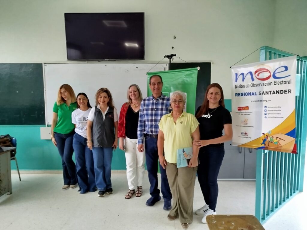 La rectora y profesoras del Colegio de Santander, junto a estudiantes y profesores del Consultorio Jurídico UIS.