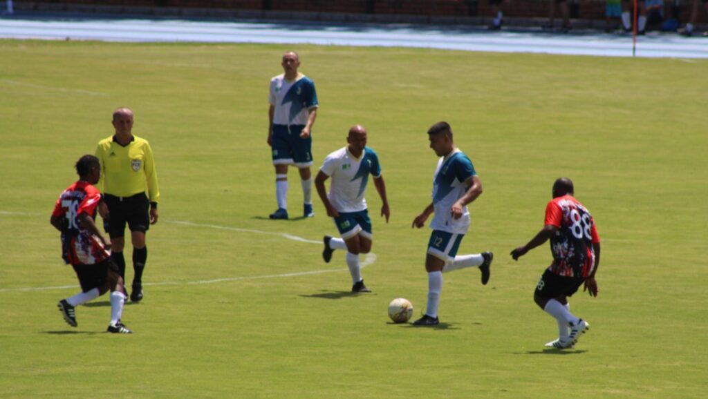 Imagen que muestra una jugada de un partido de fútbol