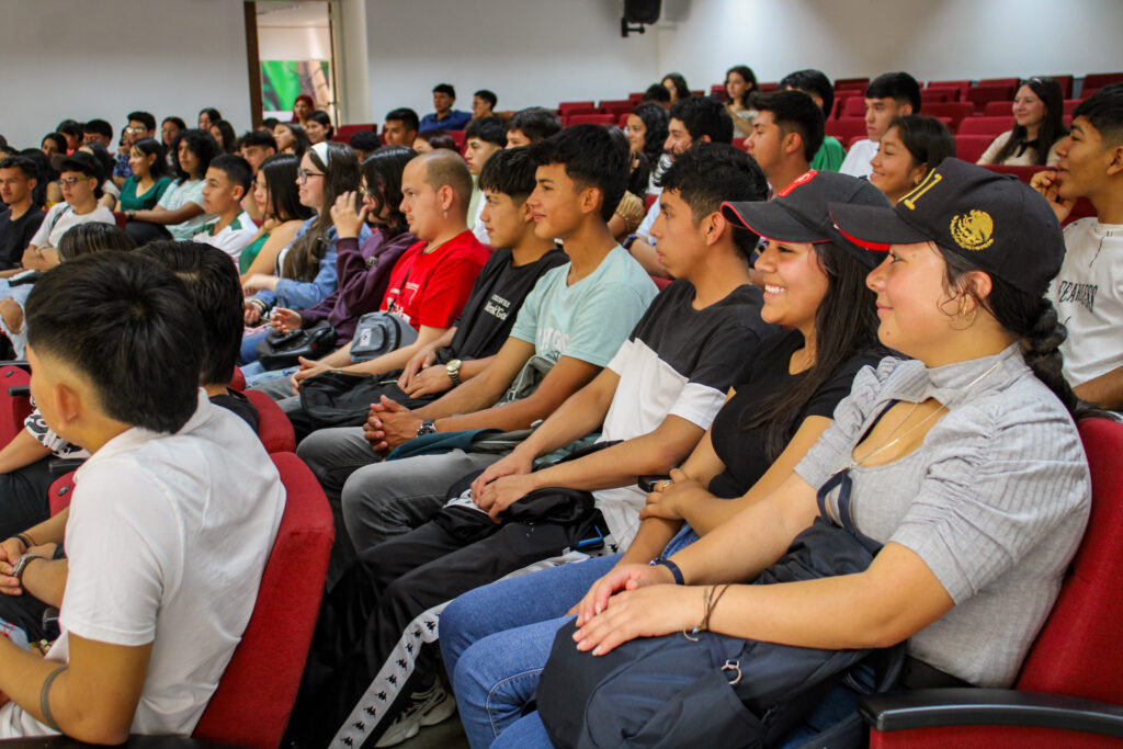 Estudiantes en el auditorio de la sede