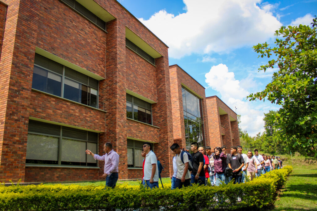 Estudiantes UIS recorriendo el campus