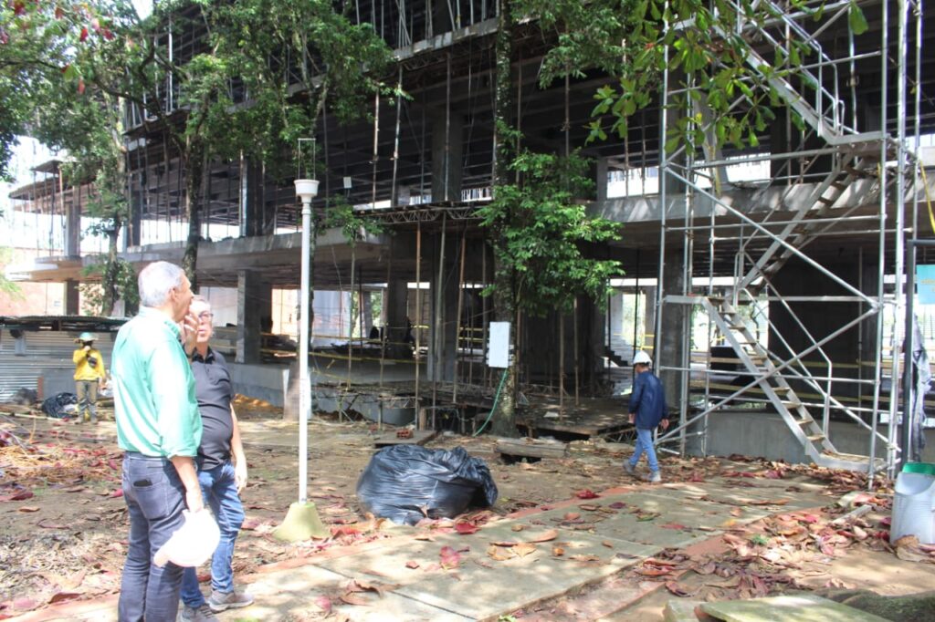 Imagen que muestra al rector Hernán Porras supervisando la obra del Instituto de Lenguas