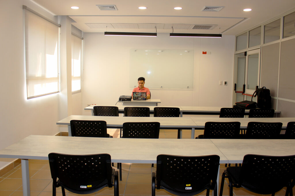 Nueva sala de posgrados, Escuela de Idiomas, edificio Virginia Gutiérrez de Pineda UIS 2025.