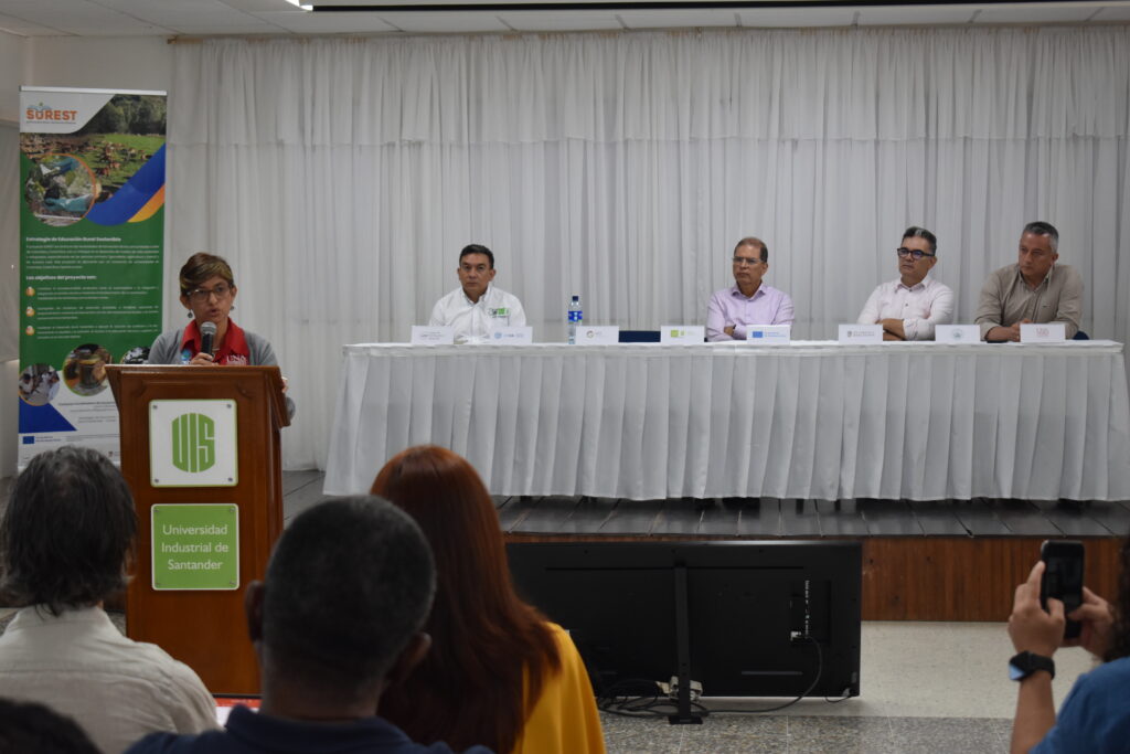 Laura Gabriela Obando, directora del proyecto SUREST, durante su presentación, respaldada por la Unión Europea.