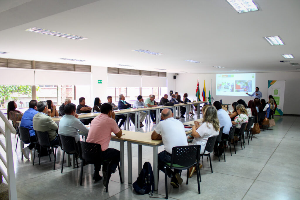 Rectores reunidos en sala de estudios, atentos a la presentación