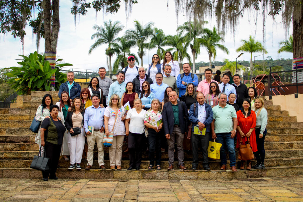 Fotografía grupal de los Rectores de las instituciones de educación media en instalaciones de la Sede Barbosa
