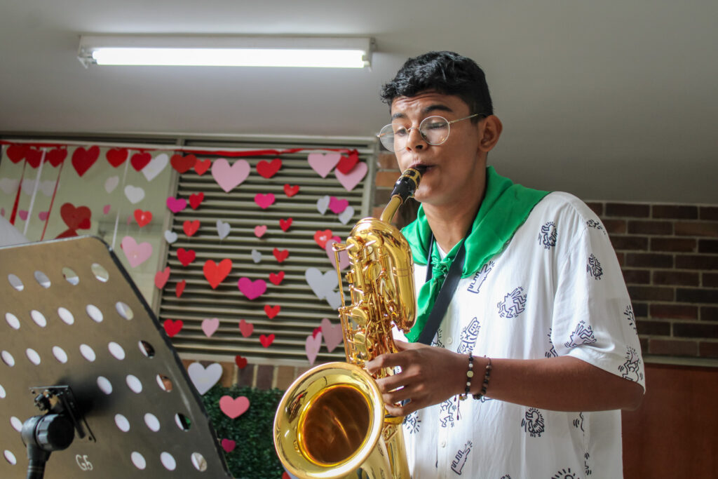 Estudiante interpreta saxofón el en acto cultural