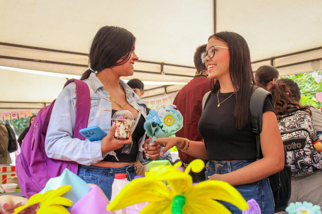 Jóvenes compran detalles en la Expo Emprededores 