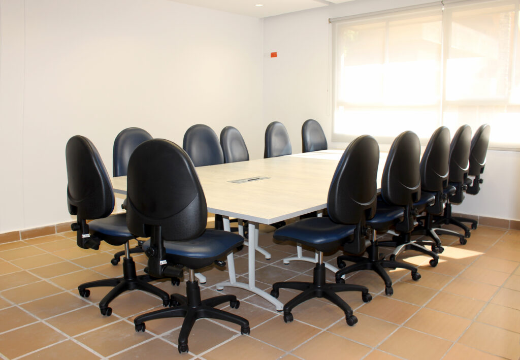 Sala de juntas de las remodeladas instalaciones de
la Escuela de Historia, Edificio Virginia Gutiérrez de
Pineda en la UIS.