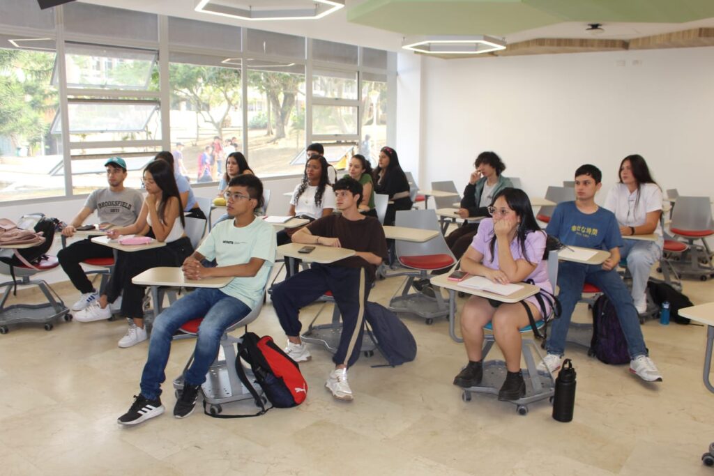 Imagen que muestra a estudiantes en un salón de clases