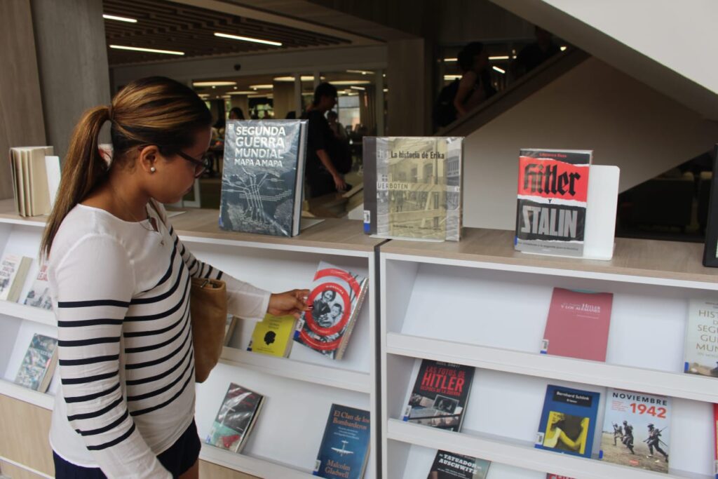 Imagen que muestra a una estudiante en la Biblioteca UIS.