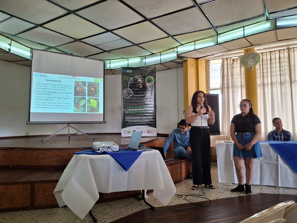 Estudiantes programa ingeniería forestal 