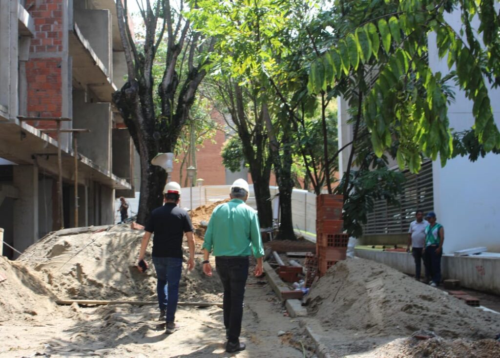 Imagen del rector Porras supervisando la obra de UISALUD.