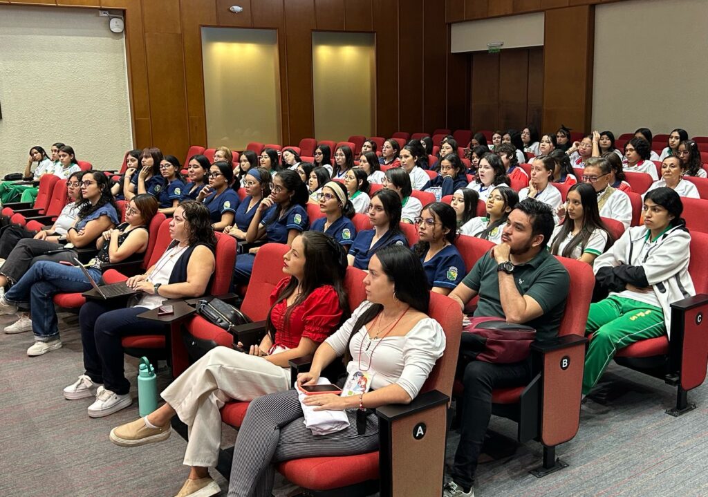 Detalle de asistentes al auditorio en la actividad Una cita con la ciencia en la UIS