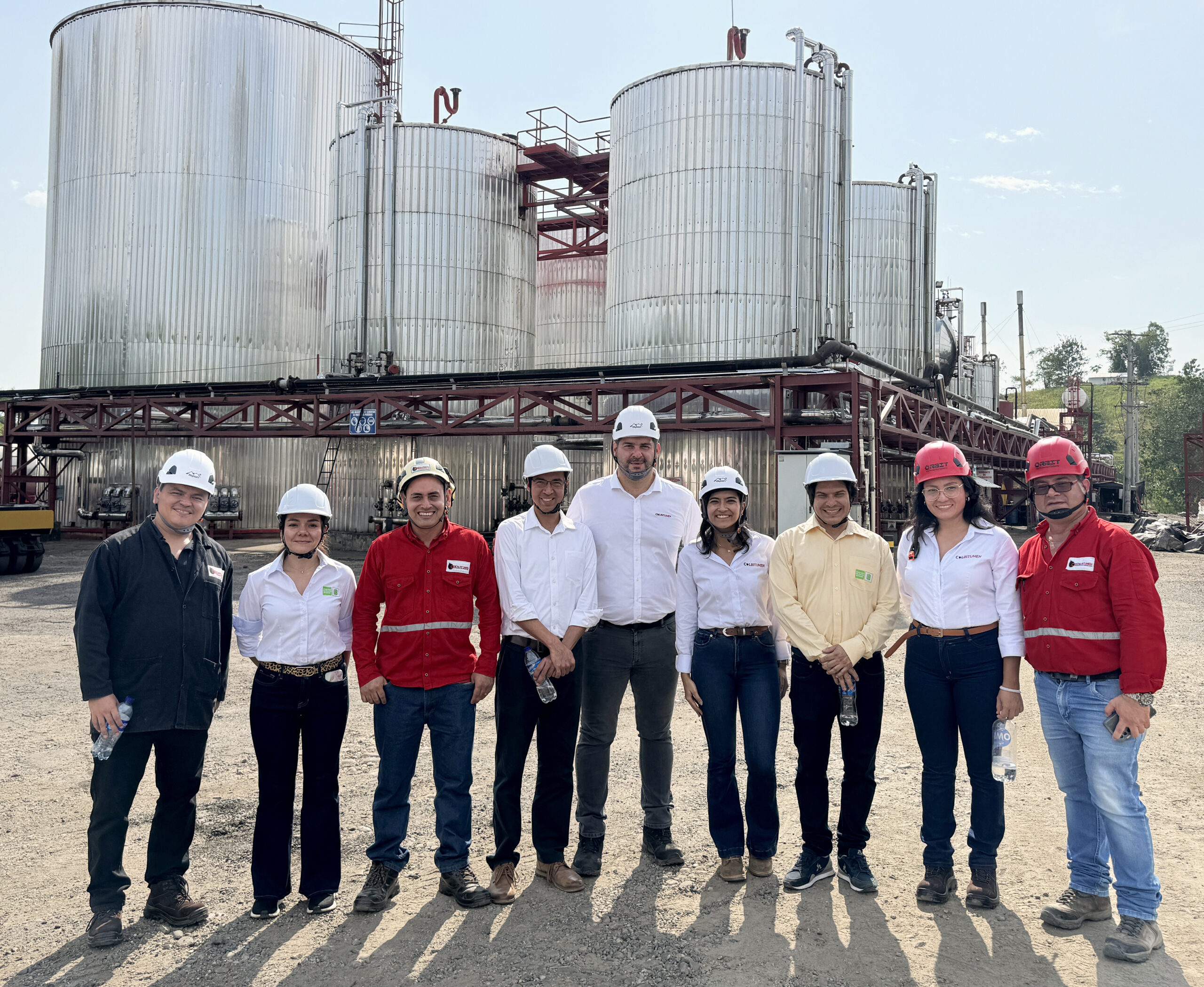 Representantes de la UIS y de Colbitumen en la firma del convenio de cooperación en investigación.