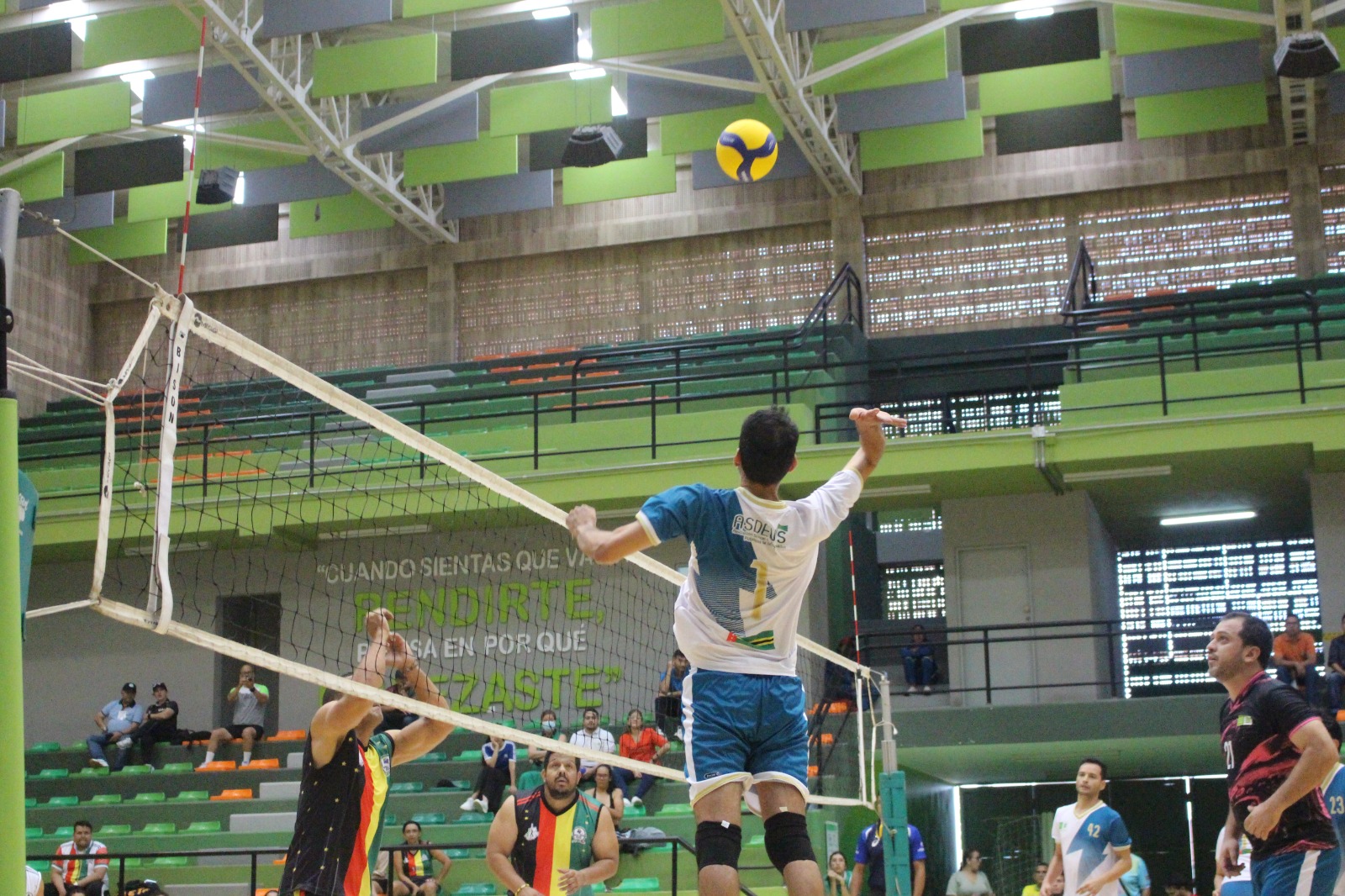 Imagen que muestra un ataque de un juego de voleibol.