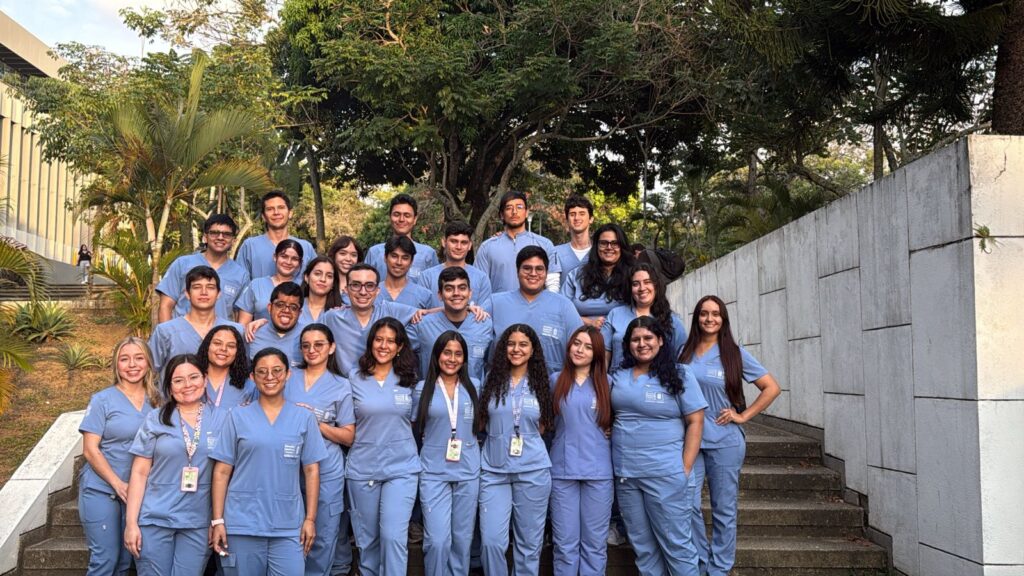 Estudiantes de Microbiología durante la inducción