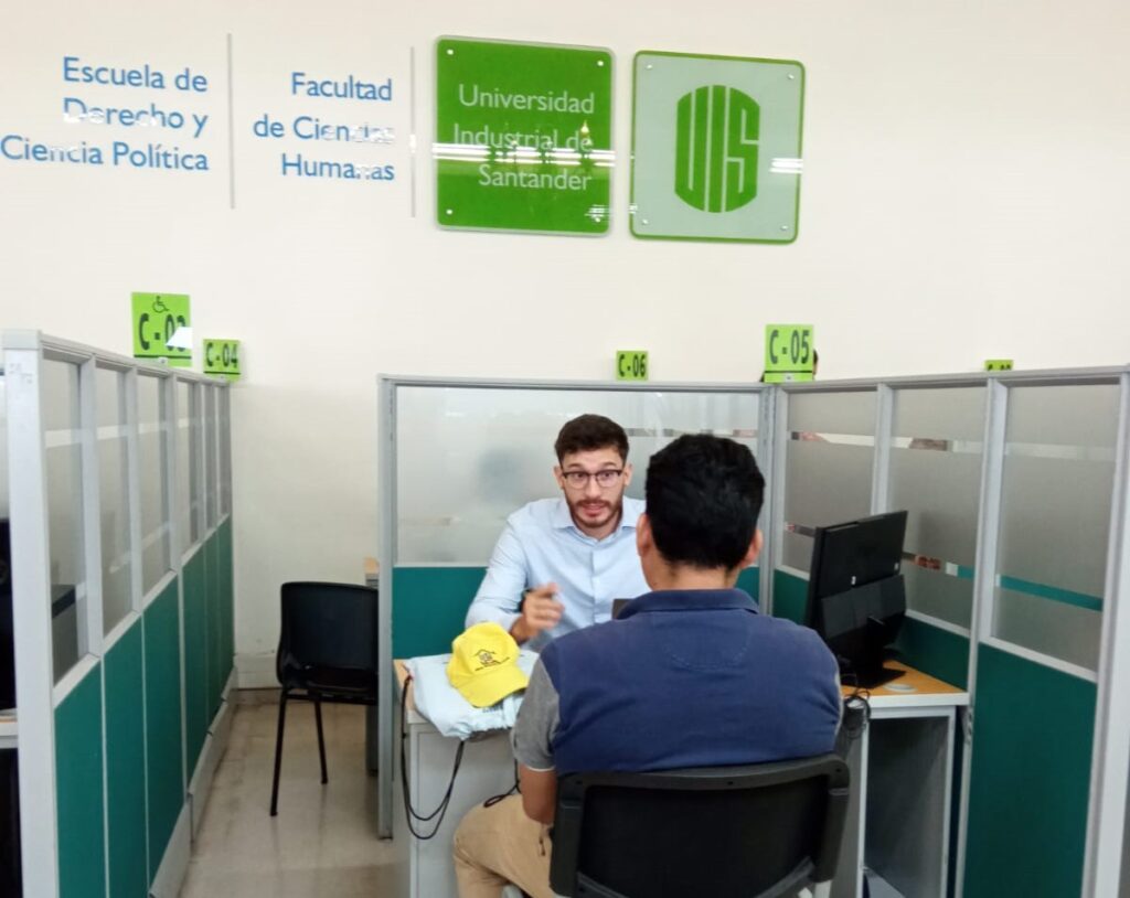 Estudiantes de último año de Derecho ofrecen, con el apoyo de los profesores asesores atención a los usuarios