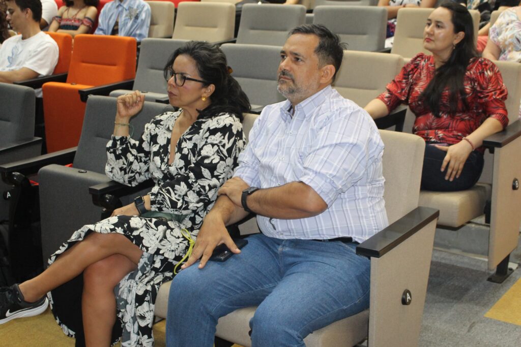 Profesores Solange Roa, de Matemáticas y Gilberto Arenas Díaz, decano de la Facultad de Ciencias.