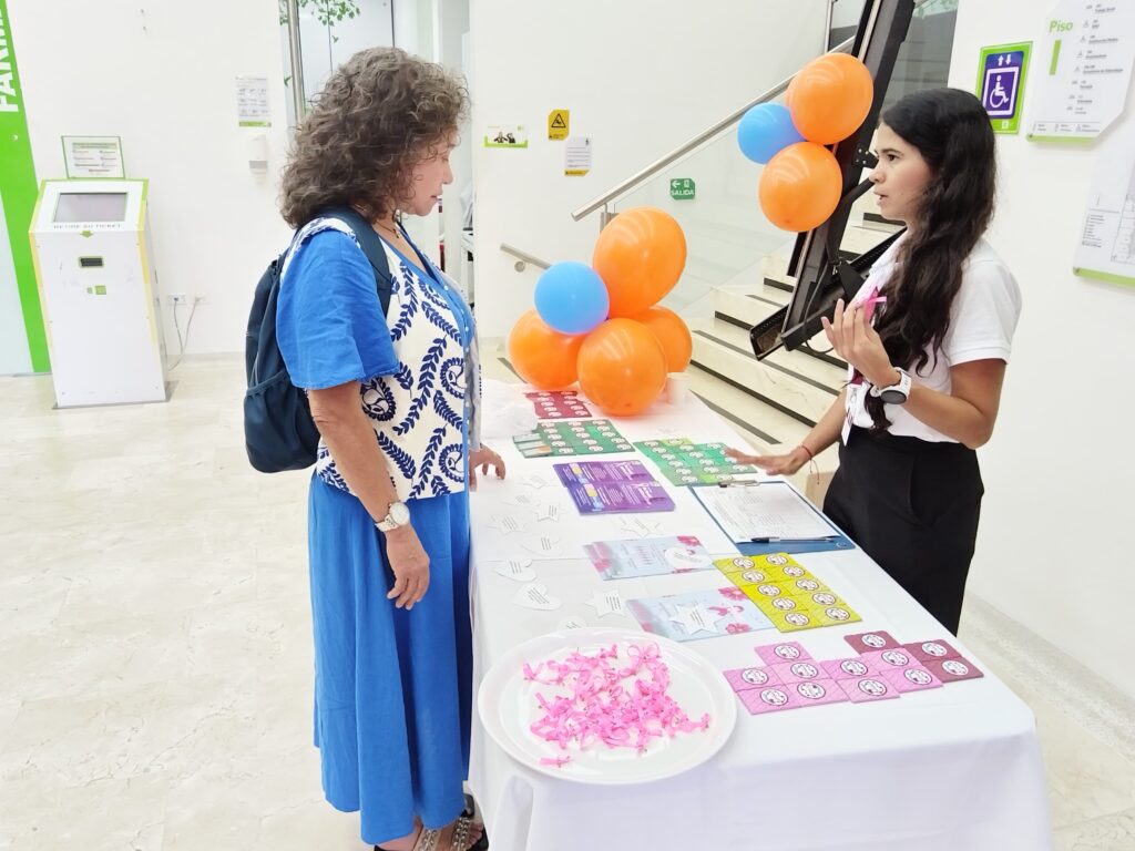 EL Equipo de la Fundación Cardiovascular de Colombia ofreciendo información relevante a una usuaria sobre el cáncer.