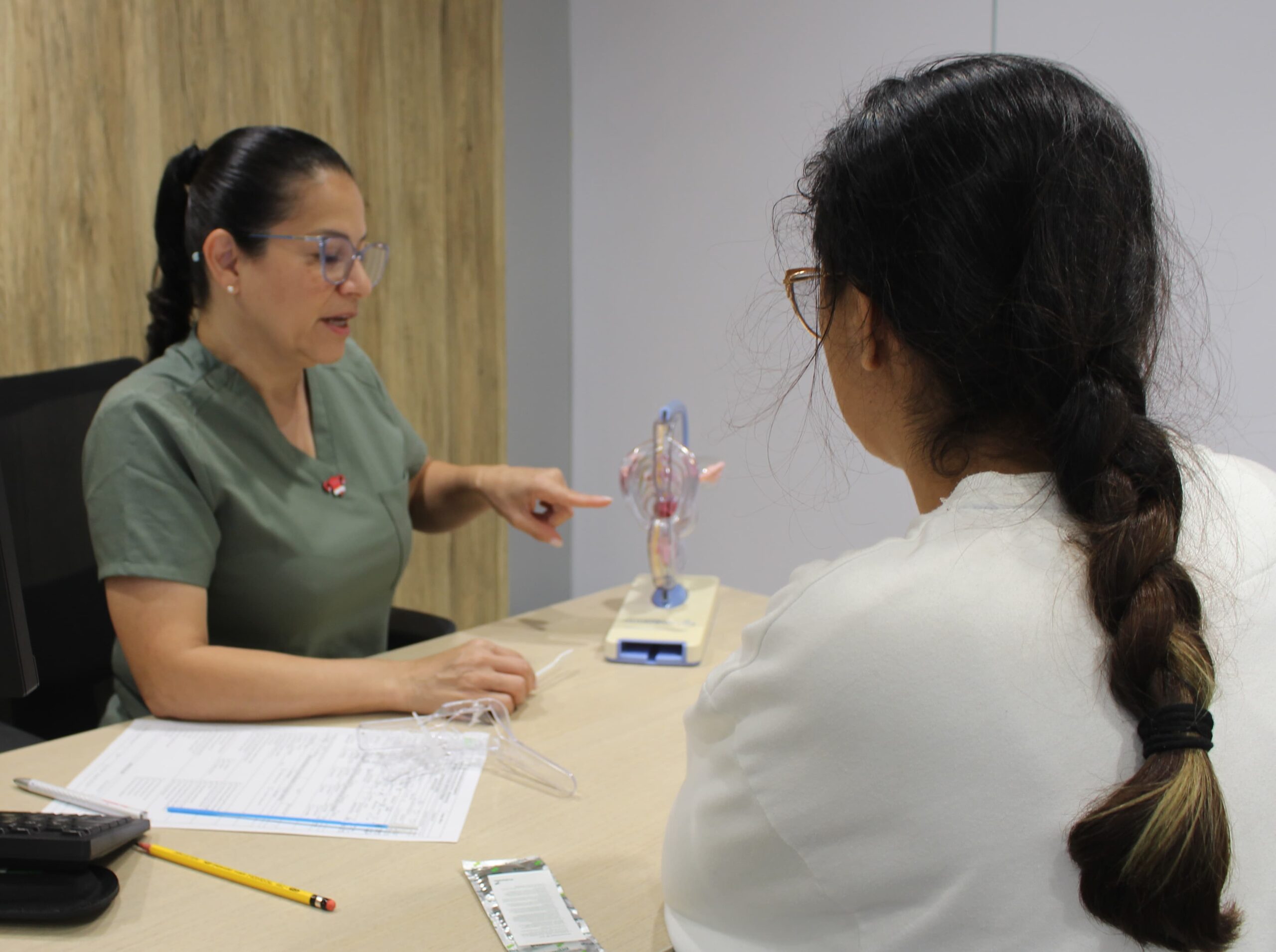 Profesional de la salud de Bienestar Estudiantil brindándole asesoría a una estudiante sobre la citología.