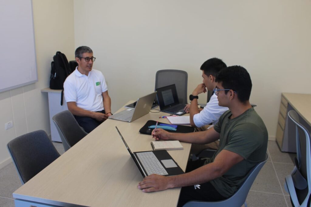 Image of Professor Jorge Buitrago with the students of the master's program.