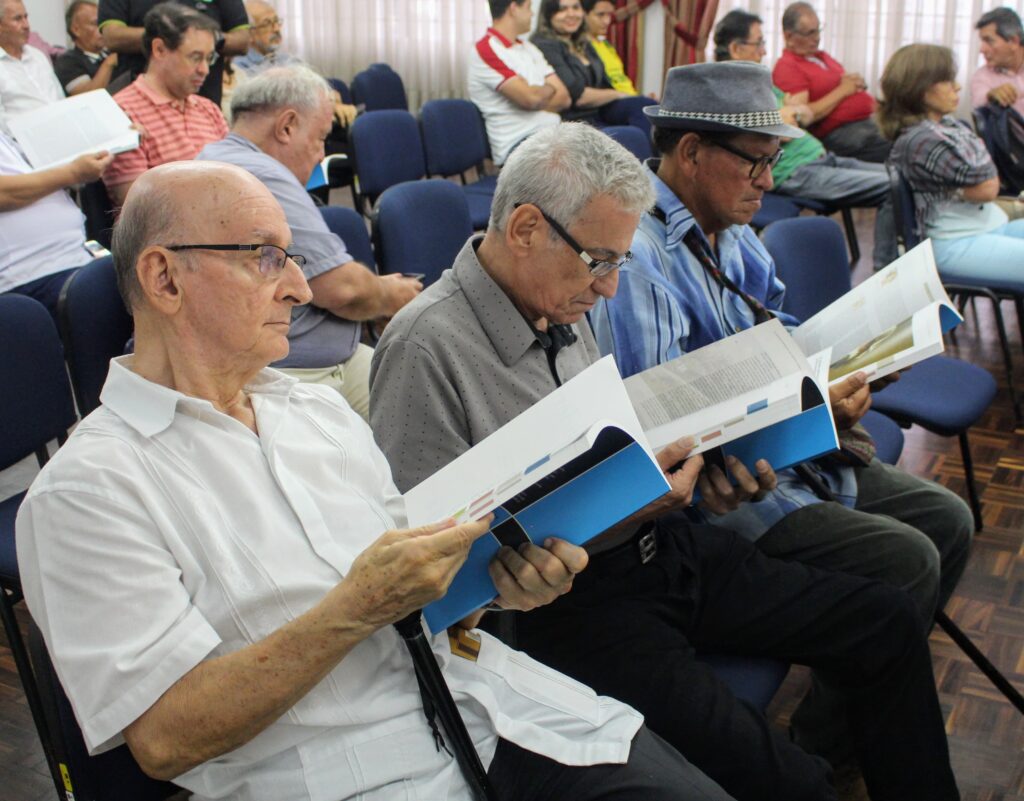 Asistentes al evento con ejemplares del nuevo número de la Revista de Santander. 