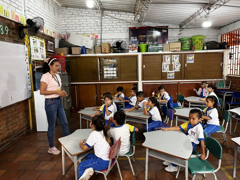 Niños en clase de música del PSCP-UIS