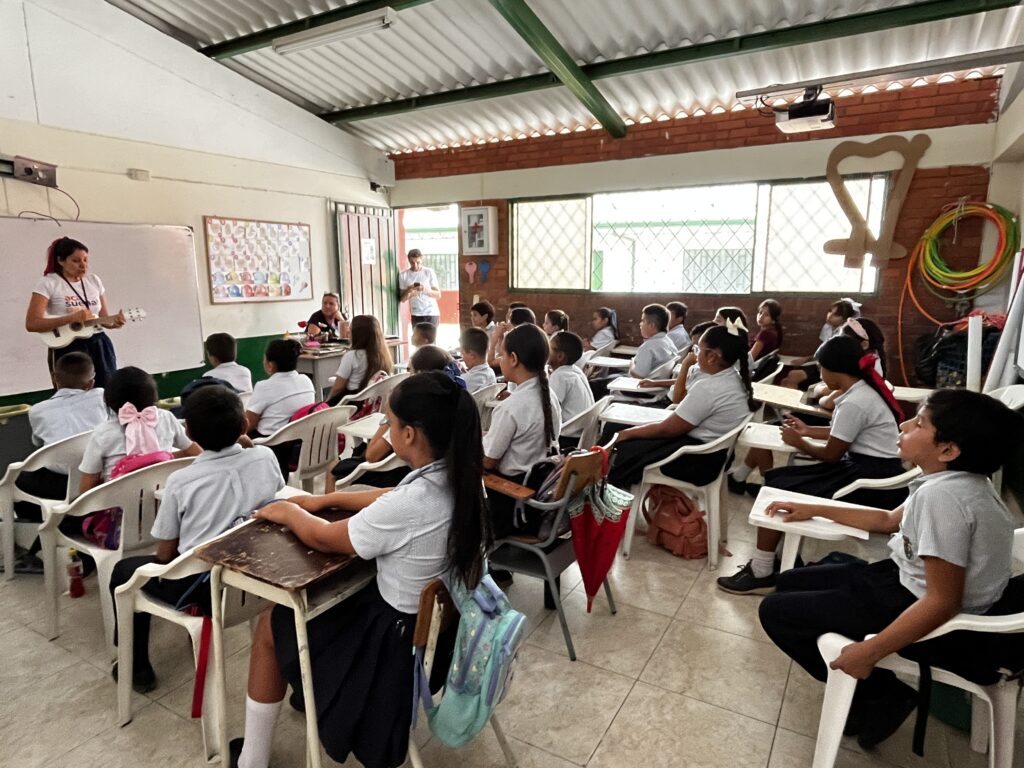 Niños en momentos pedagógicos del PSCP-UIS