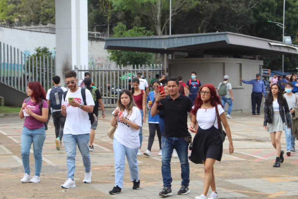 Estudiantes UIS caminando al ingreso de la Universidad